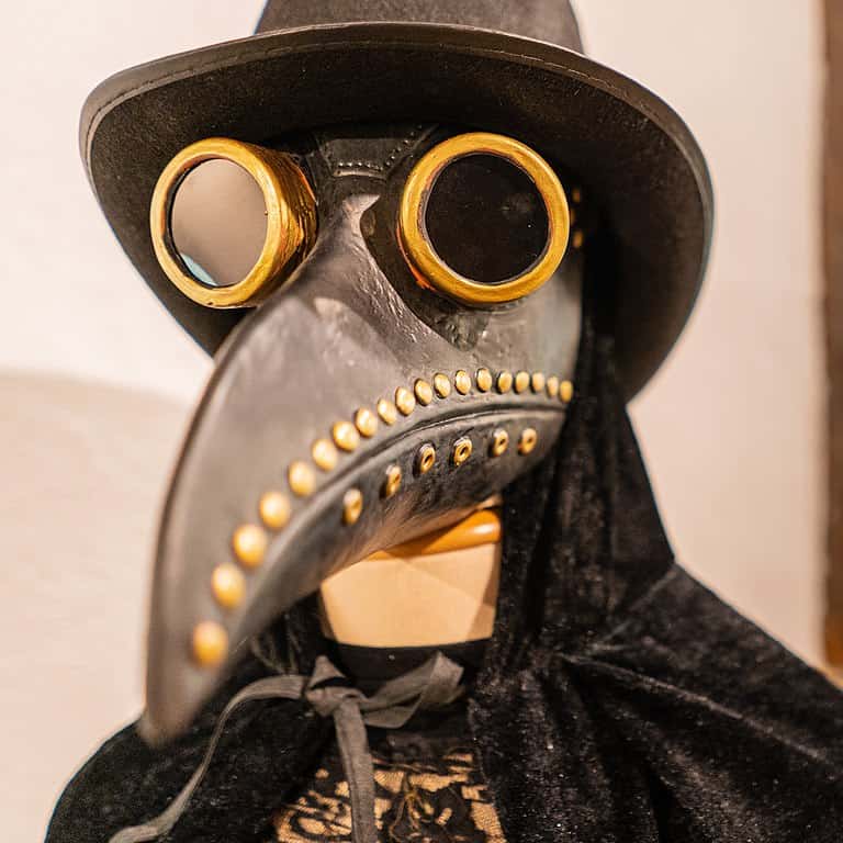 No passado, a peste bubônica causou milhões de mortes e era tratada por pessoas que usavam roupas fantasmagóricas. (Stanislaw bochnak/Wikimedia Commons)