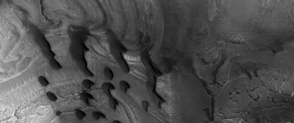 Imagem tirada pela câmera HiRISE em órbita ao redor de Marte mostra formações de areia escura na superfície, na região de Nilosyrtis  (Foto: NASA/JPL/UArizona)