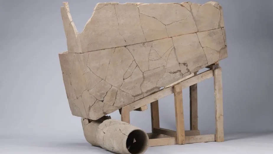 Vaso sanitário de cerâmica e cano encontrado no sítio arqueológico na China (Foto: Equipe arqueológica do Palácio Afang e Shanglinyuan)