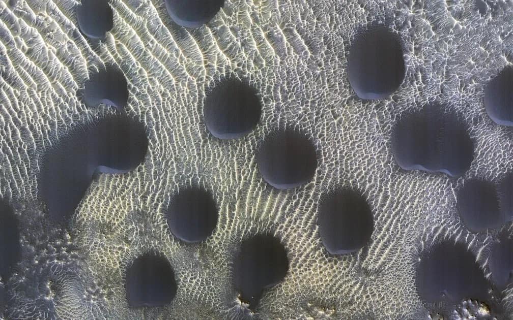 As dunas de areia circulares vista em Marte Reconnaissance Orbiter (Foto: Nasa/Divulgação)