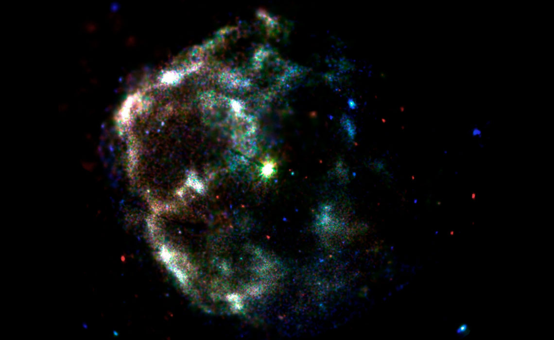 O objeto compacto XMMU J173203.3−344518 (em amarelo, no centro) pode ser uma estrela estranha, feita de quarks
(Foto: Victor Doroshenko / Gerd Pühlhofer / ESA / XMM-Newton)