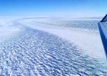 A paisagem antiga foi descoberta sob o gelo no interior da geleira Denman (Foto: NASA)