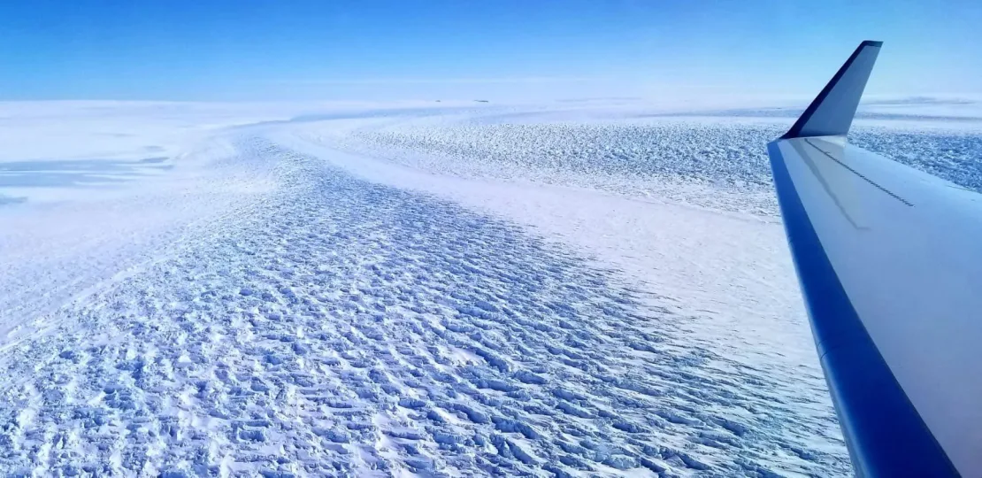 A paisagem antiga foi descoberta sob o gelo no interior da geleira Denman (Foto: NASA)