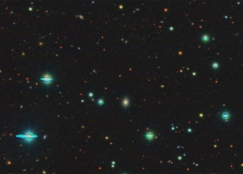 Uma imagem do espaço profundo da galáxia onde ocorreu a supernova. Crédito: Legacy Surveys / D. Lang (Perimeter Institute) para camadas Legacy Surveys e unWISE / NASA/JPL-Caltech / D. Lang (Perimeter Institute)