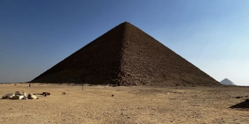 A Pirâmide Vermelha na necrópole de Dahshur está localizada perto do agora extinto braço do Nilo. (Foto: Eman Ghoneim)