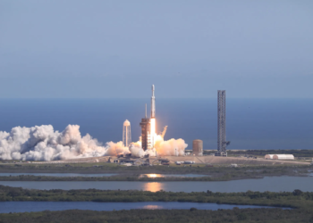 Um foguete SpaceX Falcon Heavy carregando a nave espacial Europa Clipper da NASA decola do Complexo de Lançamento 39A no Centro Espacial Kennedy da NASA na Flórida, 14 de outubro de 2024. Após o lançamento, a nave espacial planeja voar por Marte em fevereiro de 2025, depois retornar à Terra em dezembro de 2026, usando a gravidade de cada planeta para aumentar sua velocidade. Com a ajuda dessas "assistências gravitacionais", a Europa Clipper atingirá a velocidade necessária para chegar a Júpiter em abril de 2030.
(Crédito: NASA/Kim Shiflett)