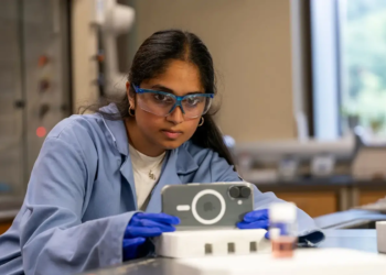 Câmera de iPhone ajuda cientista a descobrir como nanopartículas se formam 2 Nivedita Shyamsundar criou um programa que permite aos pesquisadores monitorar a formação de nanopartículas usando câmeras facilmente disponíveis. (Foto: Reprodução/Carnegie Mellon University)