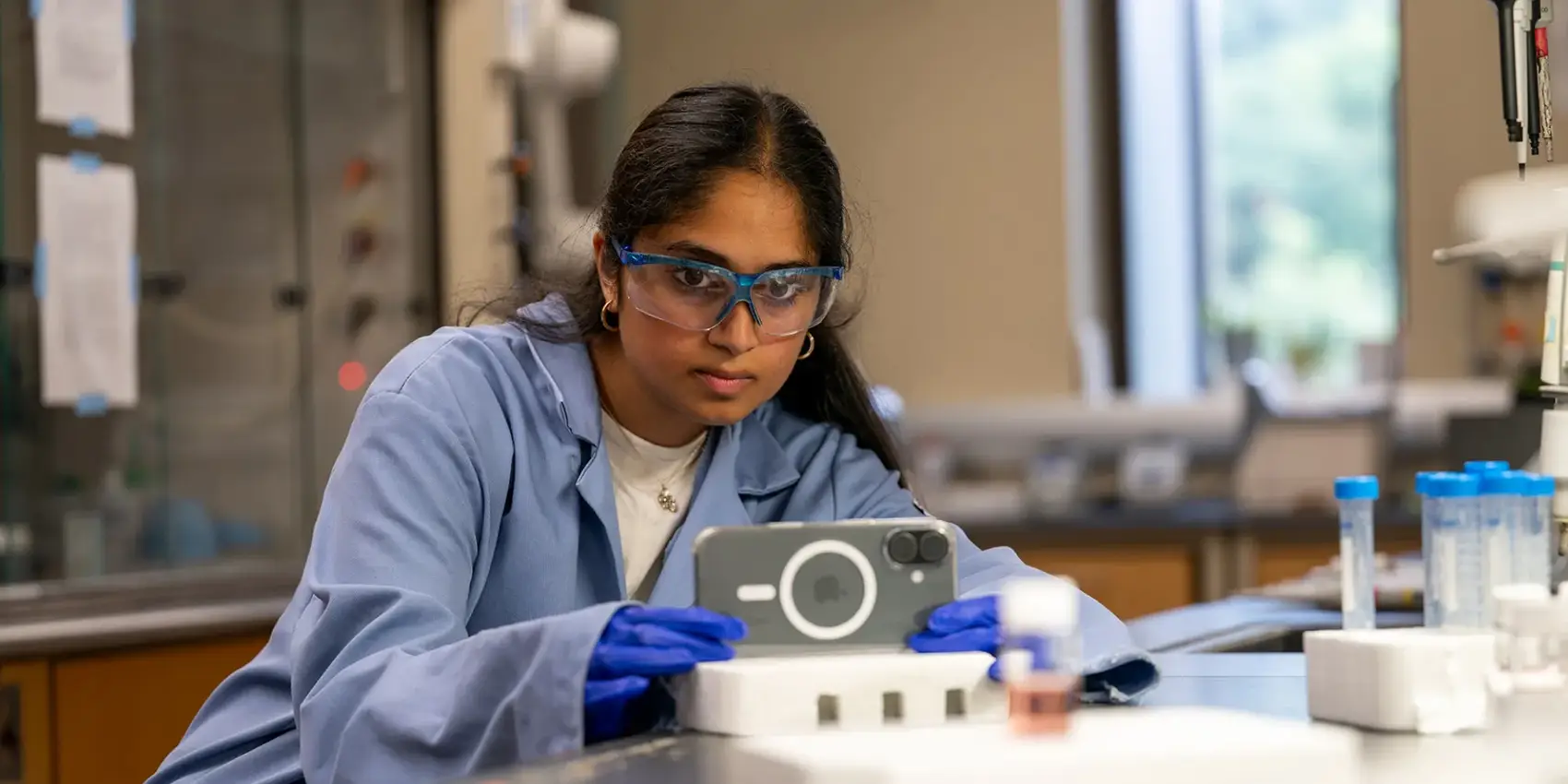 Câmera de iPhone ajuda cientista a descobrir como nanopartículas se formam 1 Nivedita Shyamsundar criou um programa que permite aos pesquisadores monitorar a formação de nanopartículas usando câmeras facilmente disponíveis. (Foto: Reprodução/Carnegie Mellon University)