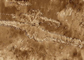 Imagem de arquivo mostra Valles Marineris, o maior sistema de cânions do Sistema Solar. Um novo estudo identificou movimentos em uma falha geológica profunda sob a região. (Foto: NASA/JPL-Caltech/Arizona State University.)