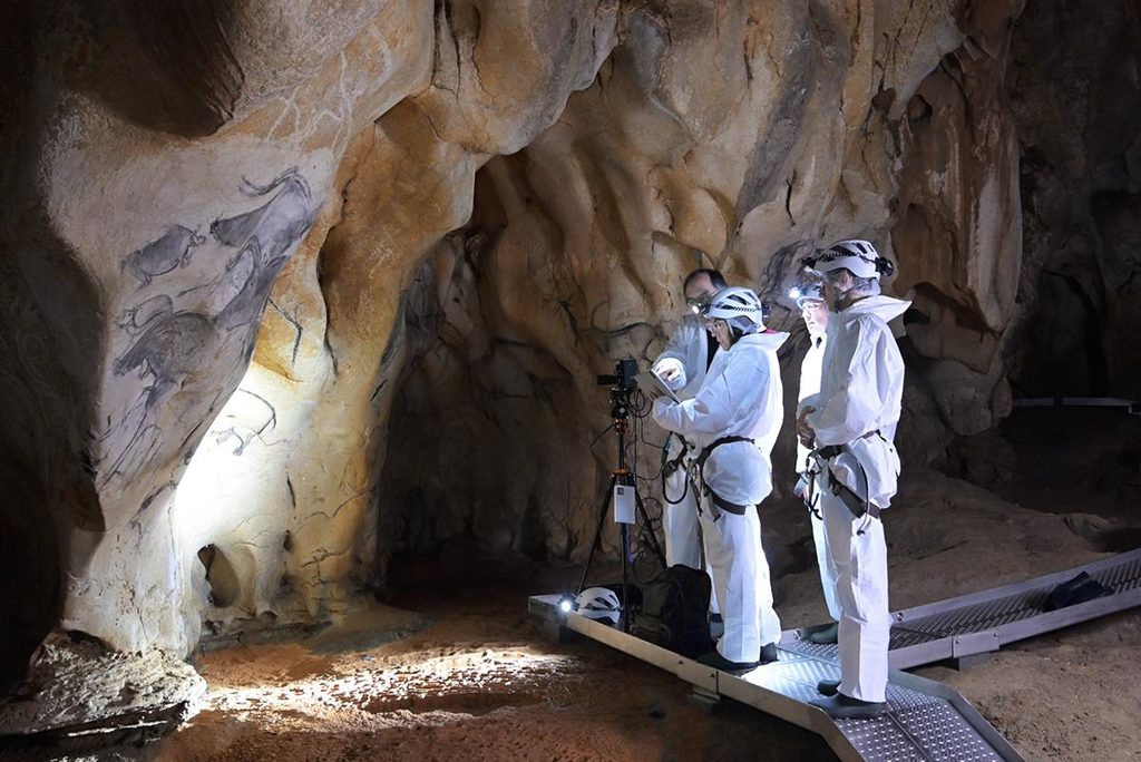Luz ultravioleta revela “verniz natural” sobre pinturas rupestres de 37 mil anos 2 Equipamento de pesquisa