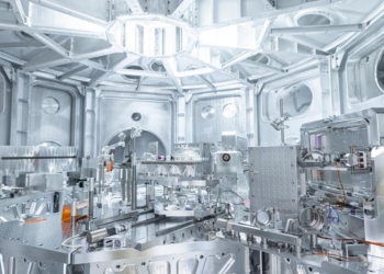 Cientistas transformam plástico em diamantes minúsculos usando pulsos de laser 2 Estrutura experimental usada no ELI Beamlines, na República Tcheca, para produzir nanodiamantes a partir de plástico submetido a pulsos de laser. (Foto: ELI Beamlines)