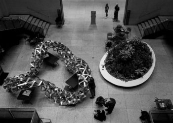 A escultura Lexicon, desenvolvida por pesquisadores do MIT com peças de alumínio dobradas e conectadas, demonstra uma técnica de origami estrutural em grande escala. A instalação foi apresentada na Biblioteca Pública de Boston em julho de 2026. (Crédito: Vikram Valluri / MIT.)