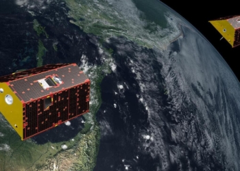 Ilustração mostra os satélites gêmeos GRACE-FO, utilizados pela NASA para acompanhar mudanças na distribuição de água na Terra por meio de pequenas variações no campo gravitacional. (Foto: NASA/JPL-Caltech)